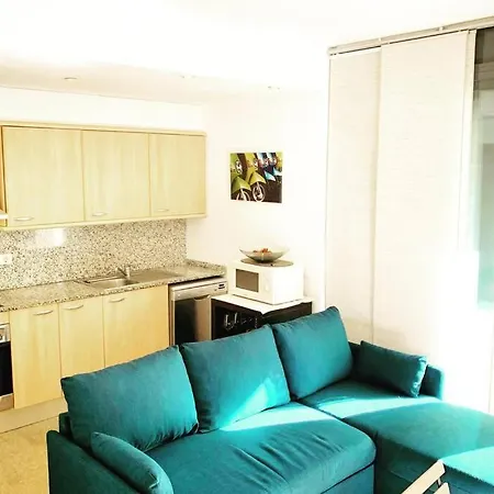 Con Piscina Y Parking En Apartament
