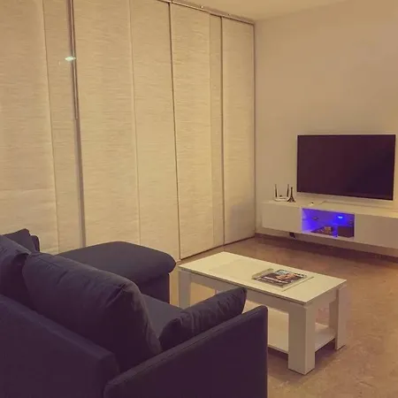 Con Piscina Y Parking En Apartament